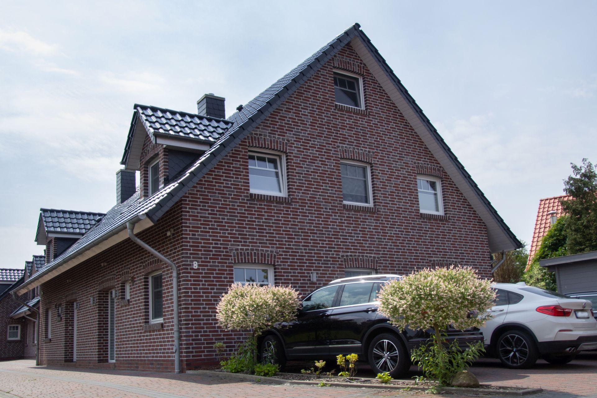 Modernes Haus mit Privatparkplätzen